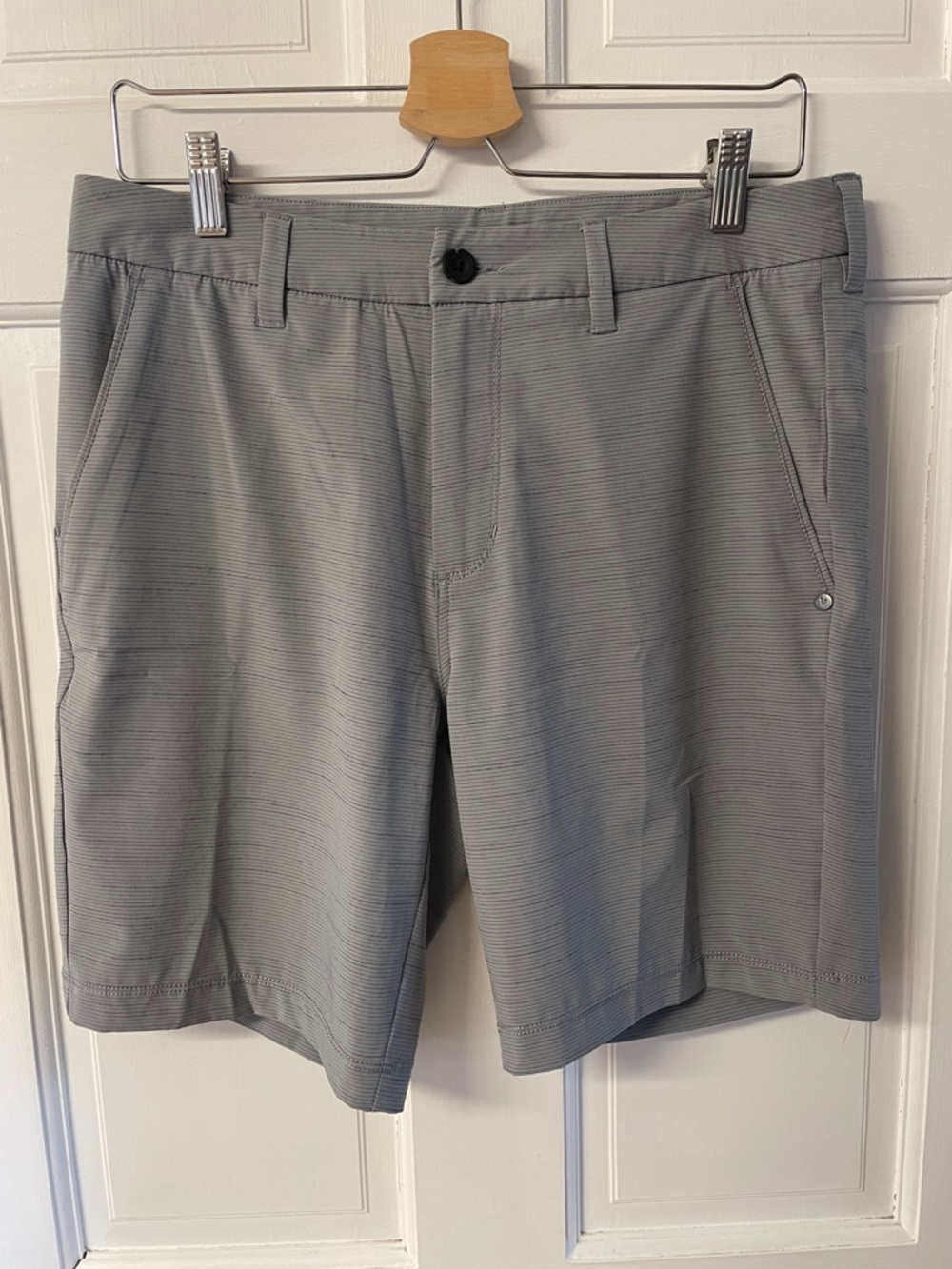 Vuori Men’s Golf Shorts Pebble grey dress golf shorts size 30